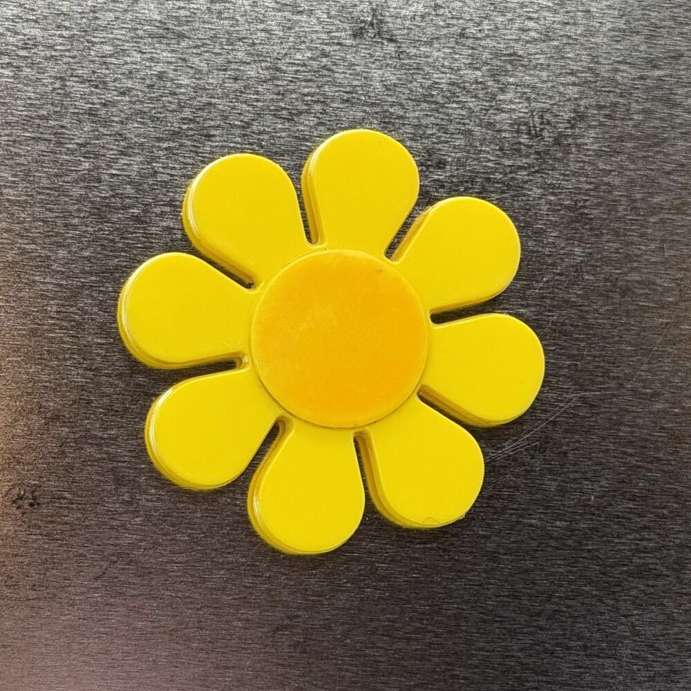 Vintage Yellow Daisy Flower Fridge Refrigerator Magnet Retro Plastic 1.5"